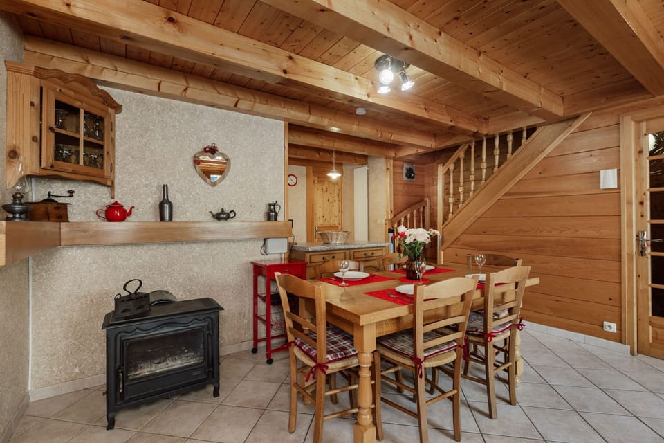 Dining room with wood-burning stove, Chalet Le Cosy