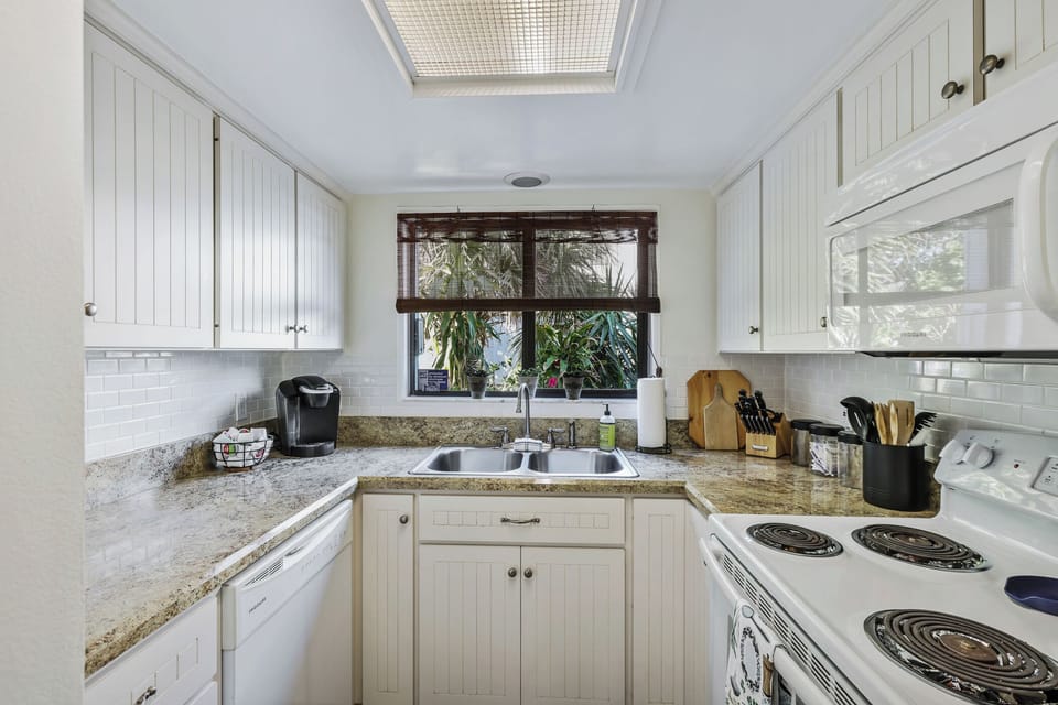Fully equipped kitchen.