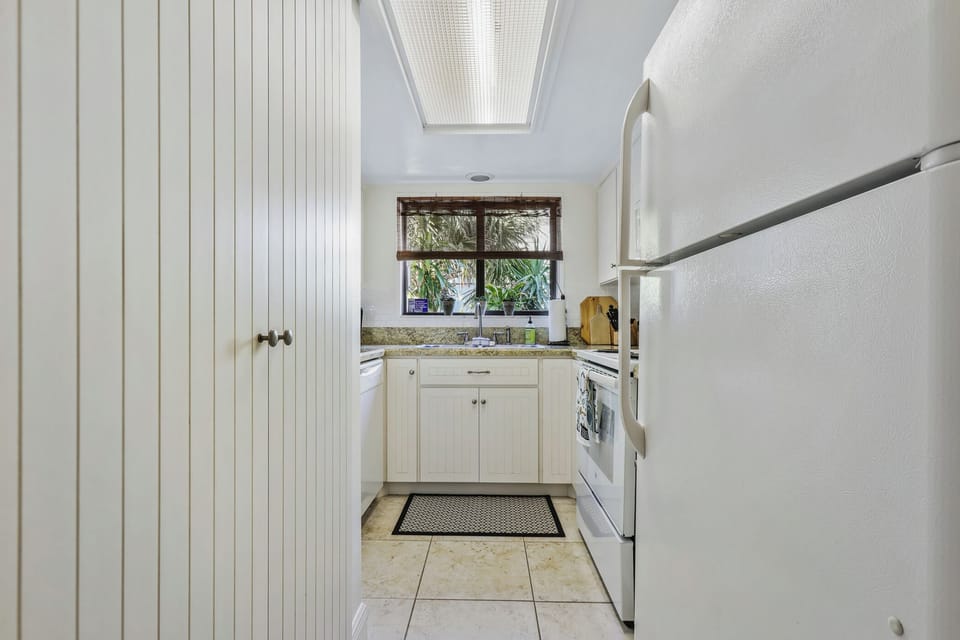 Fully equipped kitchen.