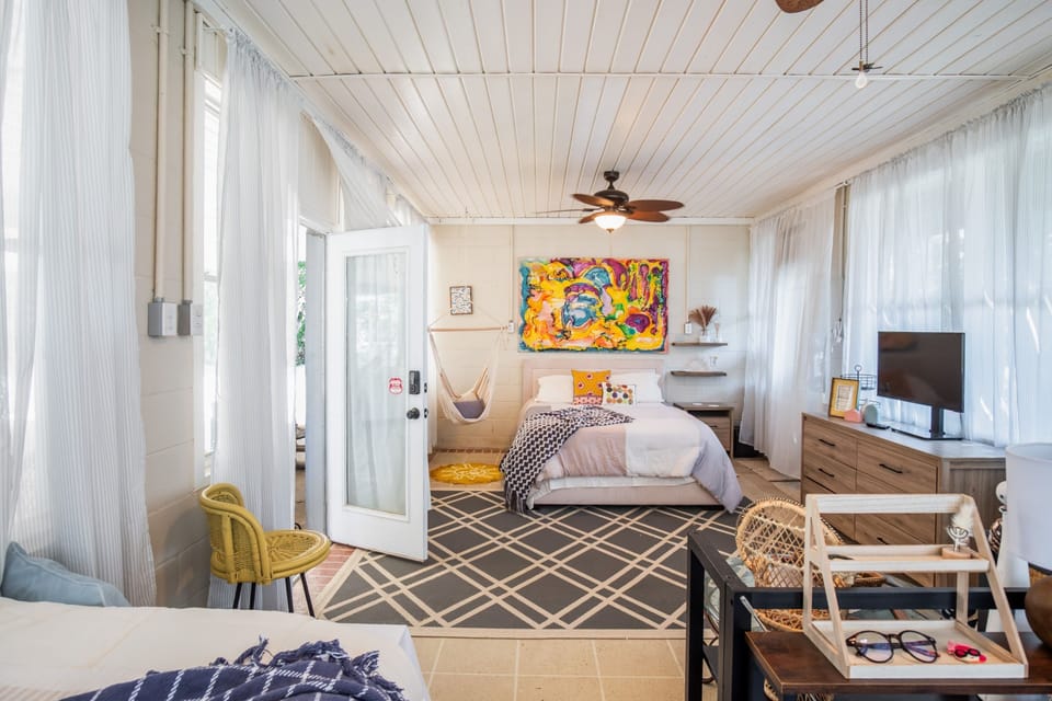 Indoors, Home Decor, Screen, Bed, Furniture