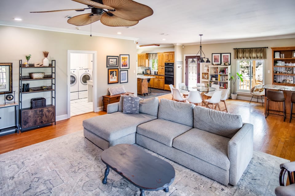 Home Decor, Furniture, Indoors, Living Room, Table