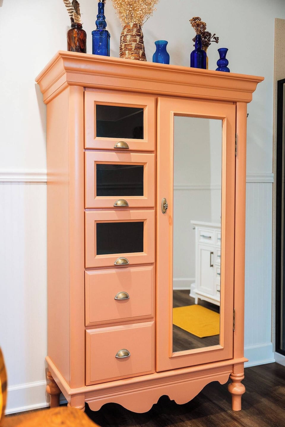 Lovely details such as feathers and dried flowers collected from the owners' working cattle ranch.