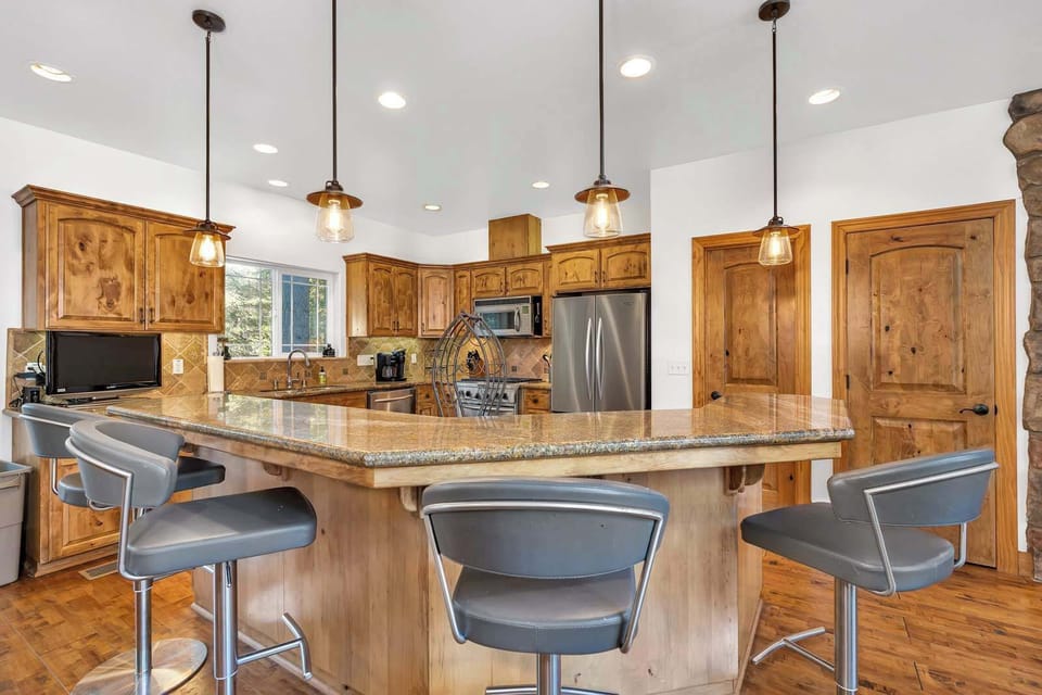 Kitchen bar counter with seating for 4