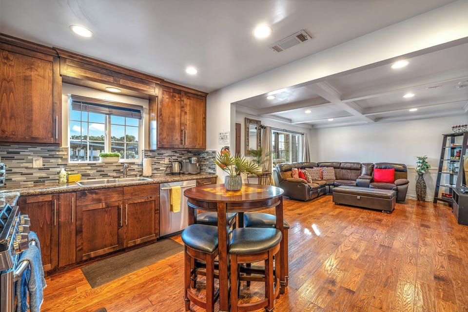 Fully equipped kitchen with dining table