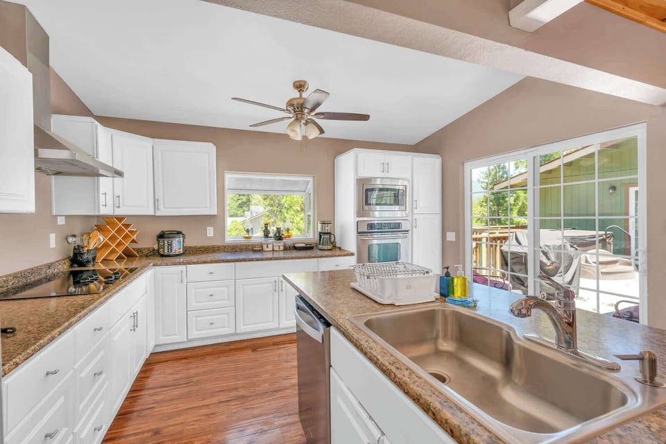 Fully furnished and equipped kitchen