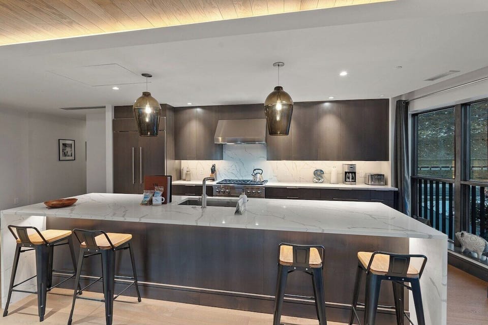 eat-in kitchen