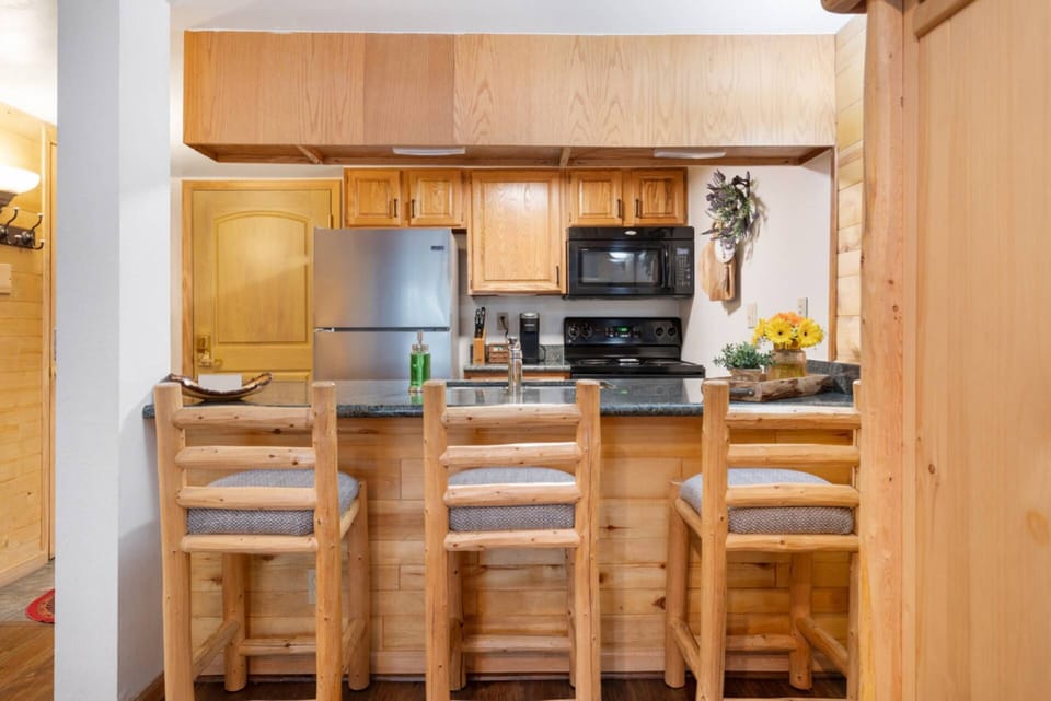 The kitchen bar is the perfect spot for morning coffee, casual meals, or late-night chats.