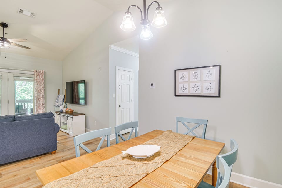 Dining Area | Dishware & Flatware Provided