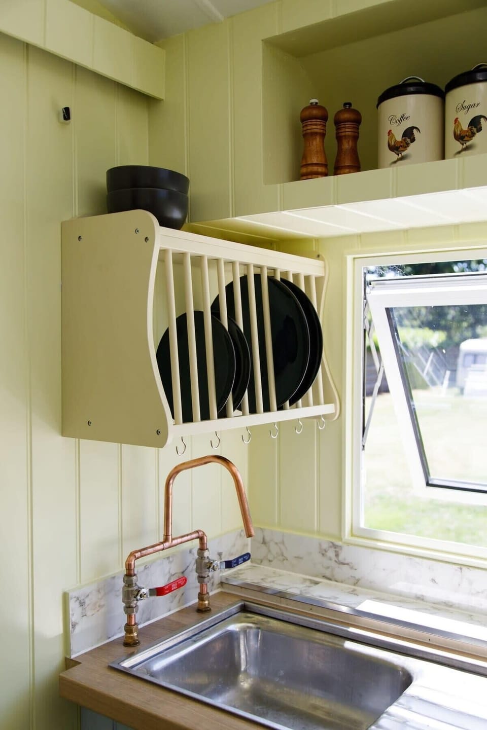 The carriage has hot and cold running water.