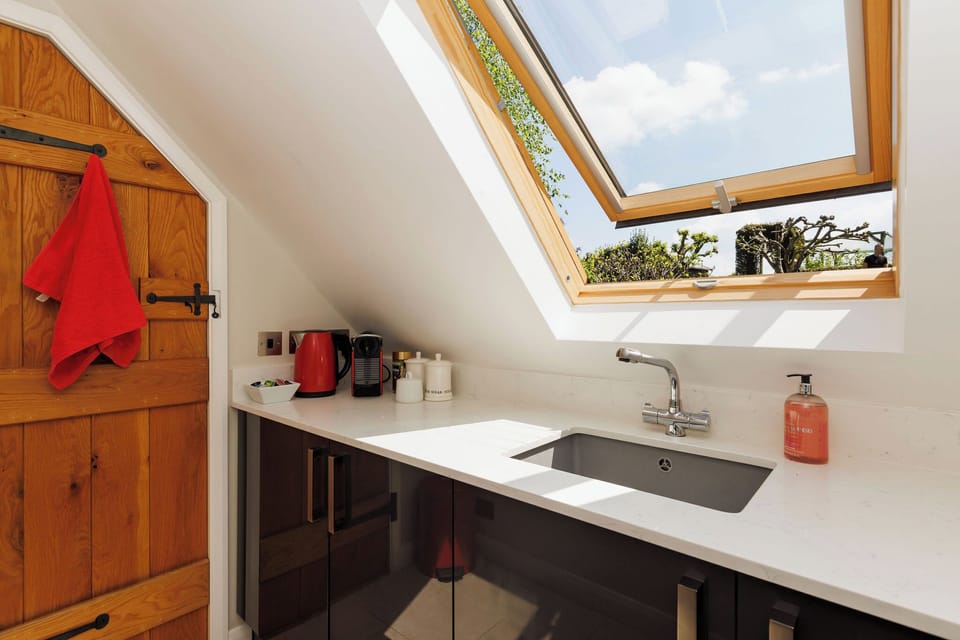 Washing up at this sink with the stunning views thorugh the overhead window has never been more inviting.