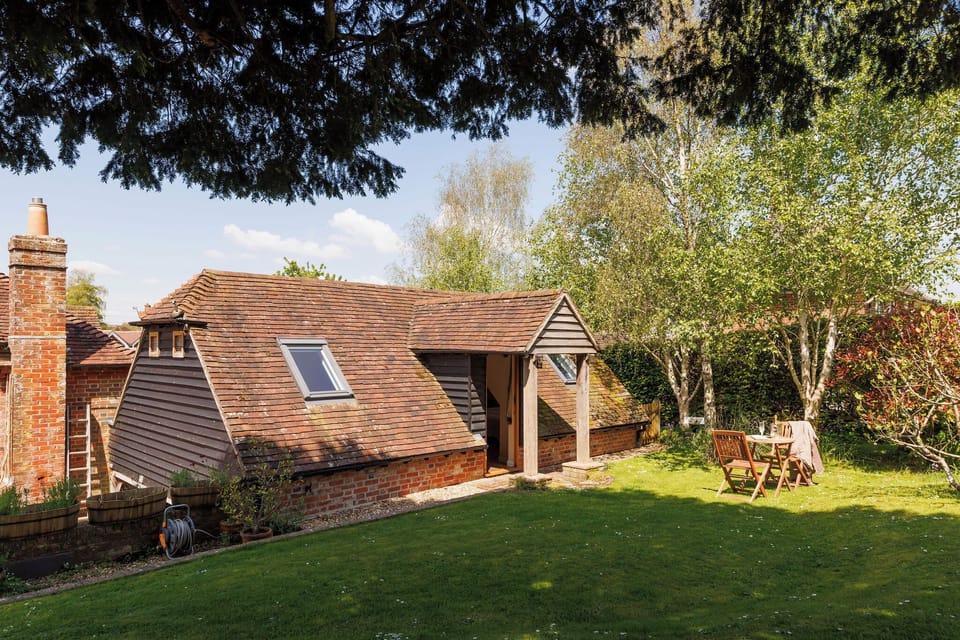 Nestled in the idyllic village of East Lavant, this peaceful one-bedroom, self-contained annexe offers a serene retreat surrounded by the stunning landscapes of the South Downs National Park