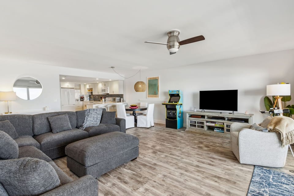 Open and Bright Space with Room for Everyone