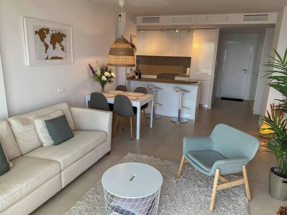 Livingroom with large 2,5 seat couch, 50" Philips Ambilight tv - Idilia (Rincon | Malaga)