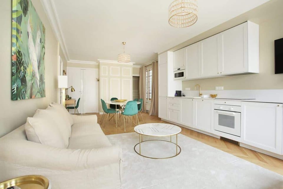 Cuisine ouverte sur salon avec canapé lit double