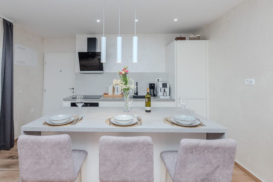 Kitchen island overlooking the kitchen area