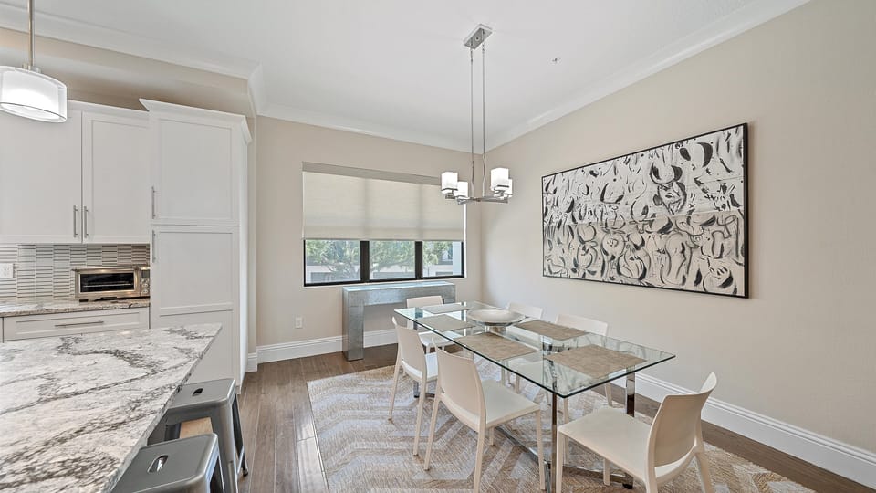 Enjoy home-cooked meals or takeout from Sarasota’s best restaurants in the bright dining area with modern coastal flair.