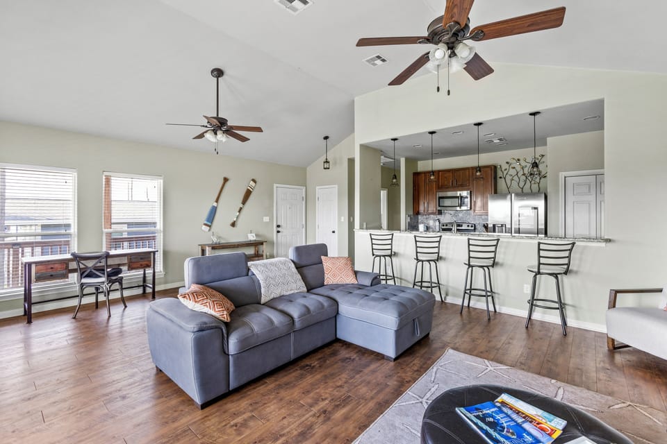 Cozy living room with a queen pull-out couch.