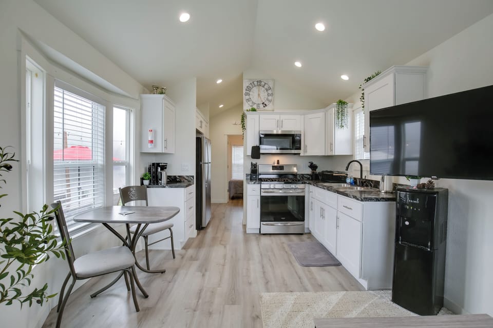 Dining Area | Dishes & Flatware Provided