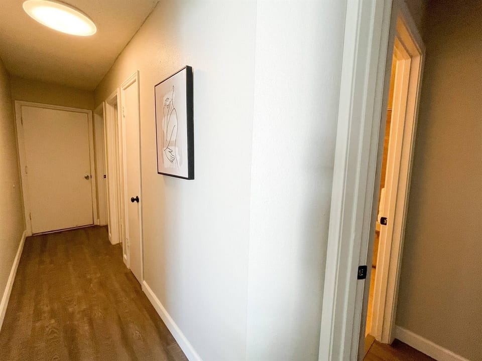 Charming hallway with sleek, modern design ✨  Functional layout for easy access throughout the home 🏡  Adds a touch of luxury and style to your stay