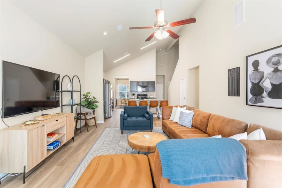 Beautiful gathering space with comfortable seating and high ceilings. Unwind with friends here before heading out for dinner and enjoying the nightlife at The Domain.