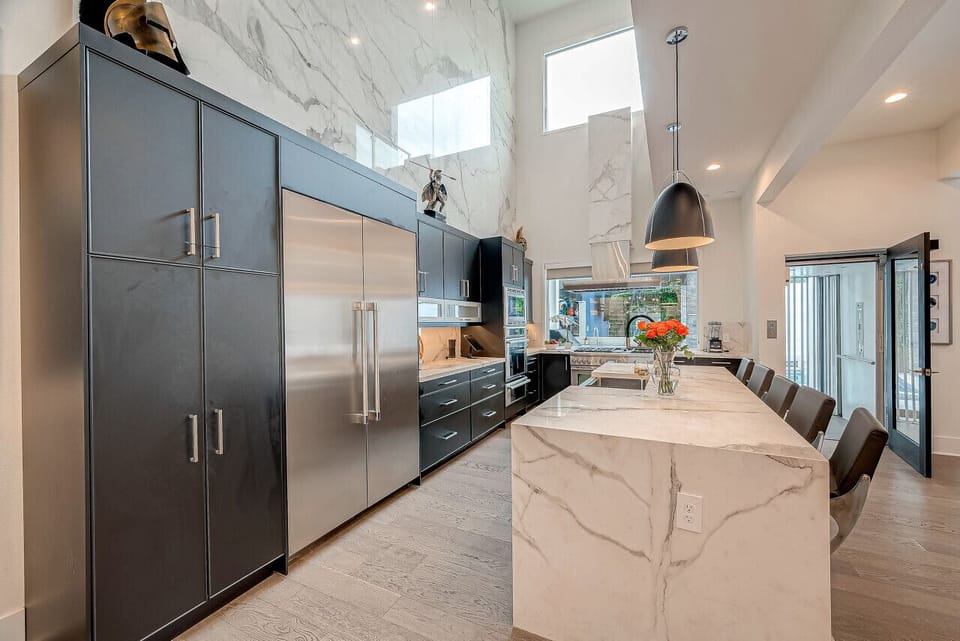 Fully equipped kitchen with bar