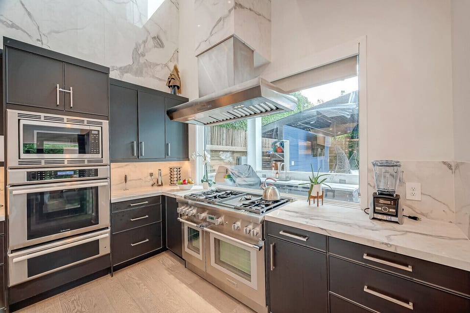 Fully equipped kitchen with bar