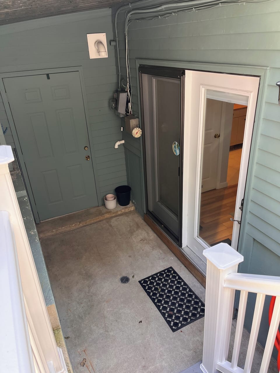 Private, dry and secure entrance to apartment
