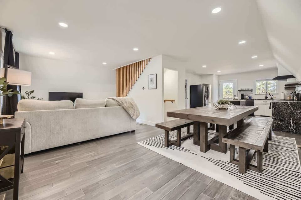 Inviting common space designed for relaxation and connection. This versatile area features comfortable seating, ample natural light, and a welcoming atmosphere, making it perfect for socializing, reading, or unwinding. Ideal for gatherings or quiet m