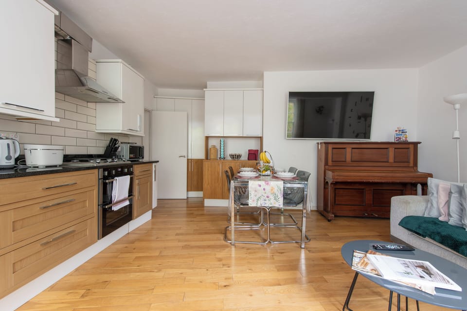 Very large open-plan kitchen, living room with dining area, Smart 65 inch TV