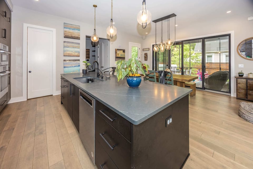 This aesthetically pleasing kitchen has it all—clean and comfortable, with all the essential appliances and necessities you need. Enjoy the great countertops and a stylish dining table that completes the space.