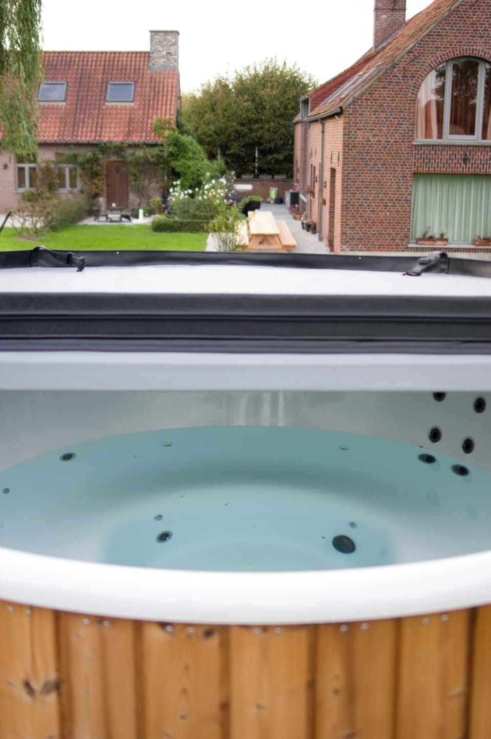 Outdoor spa tub