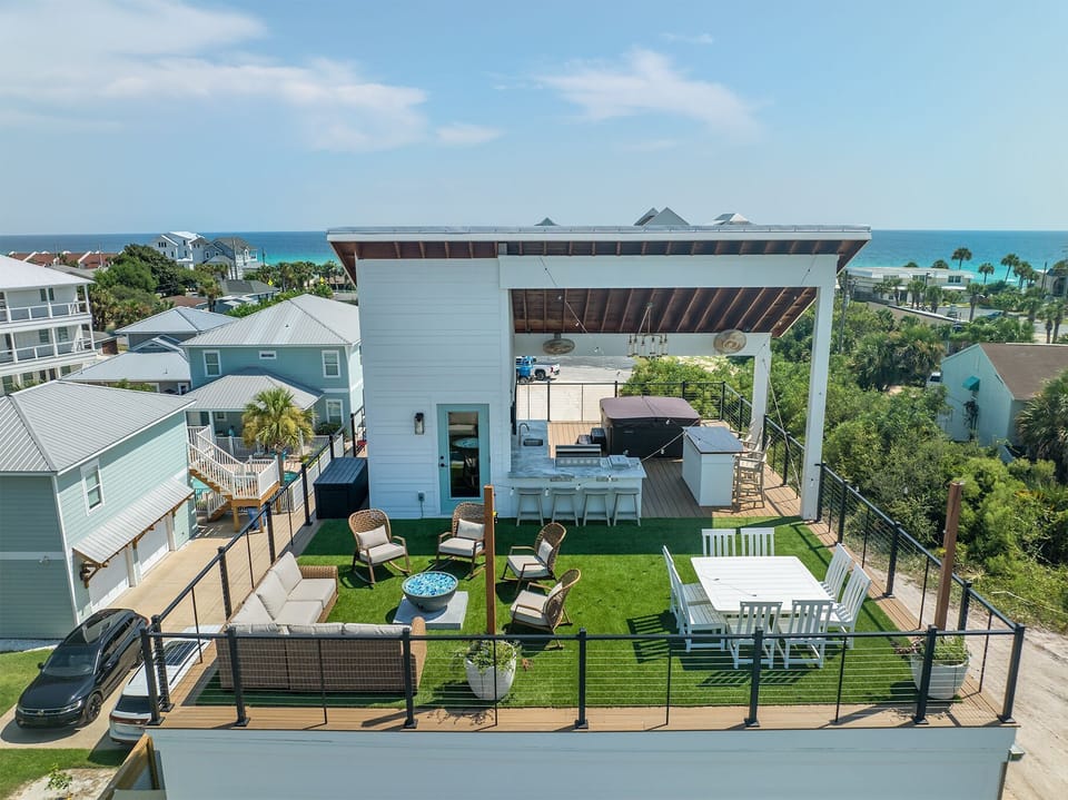 Rooftop deck with gulf views. Outdoor kitchen, hot tub, fire pit, dinning table