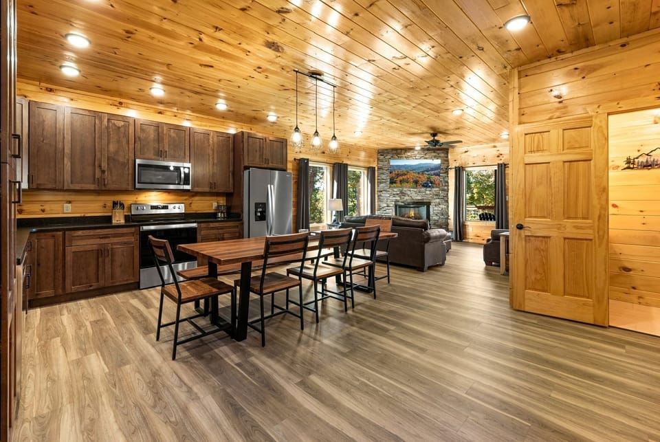 Kitchen/dining open to living area