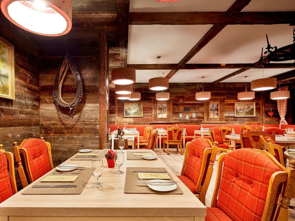 Table, Furniture, Chair, Lighting, Interior Design, Wood, Decoration, Ceiling, Flooring, Event