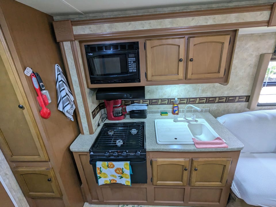 Fully equipped kitchen with Gas Stove, Toaster, Air-fryer, Coffee Maker, tensile