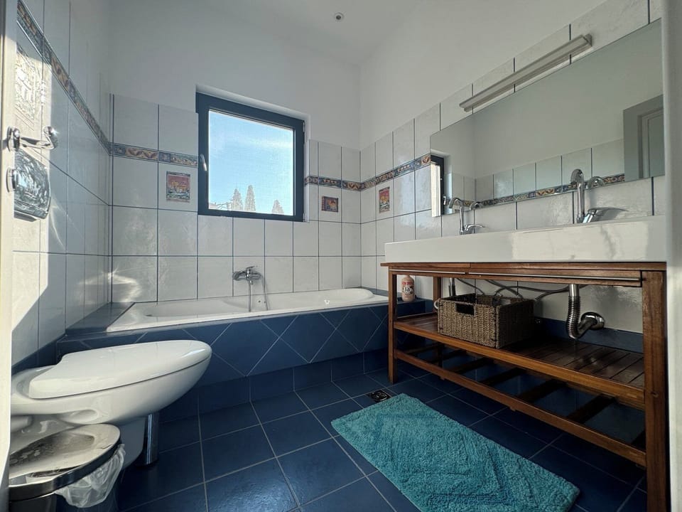 spacius sharing bathroom on 1st floor for rooms #4 & #5