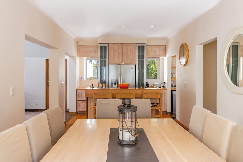 Open plan kitchen, dining area