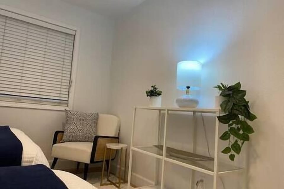 Bedroom 2: Quiet seating area