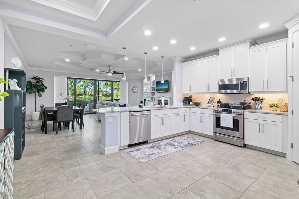 Large Gourmet Kitchen with quartz countertops