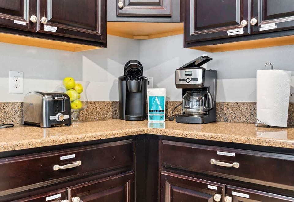 Kitchen Haven: Fully equipped with modern appliances—brew coffee and savor your mornings!