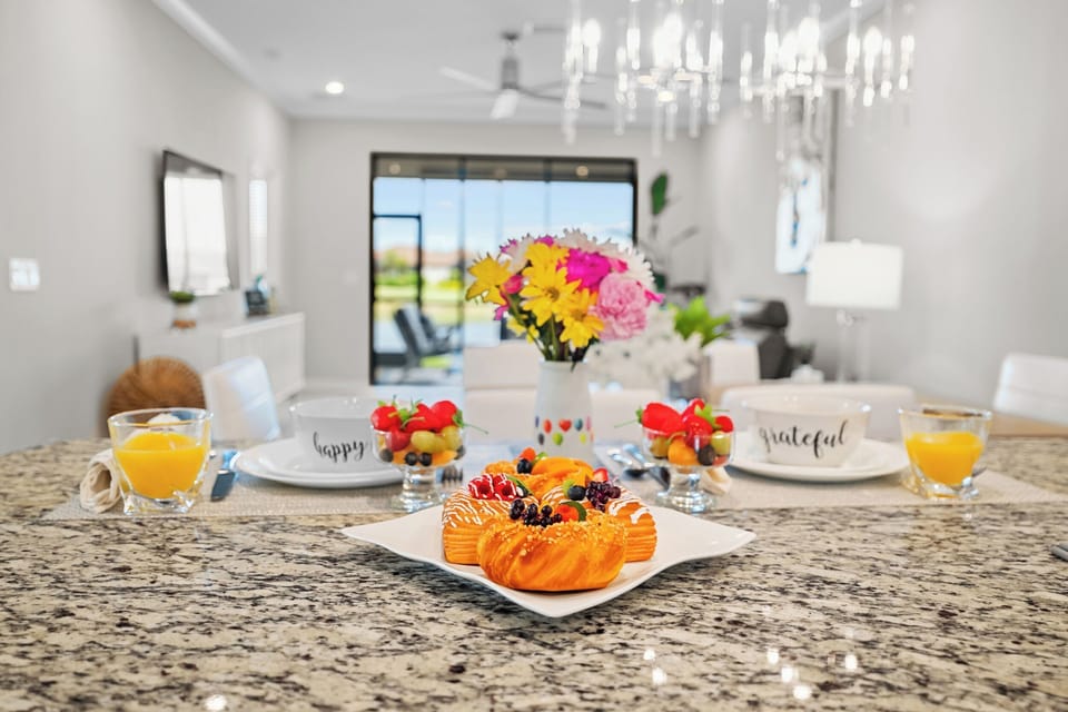 A lot of dining options. Grab breakfast at the center island