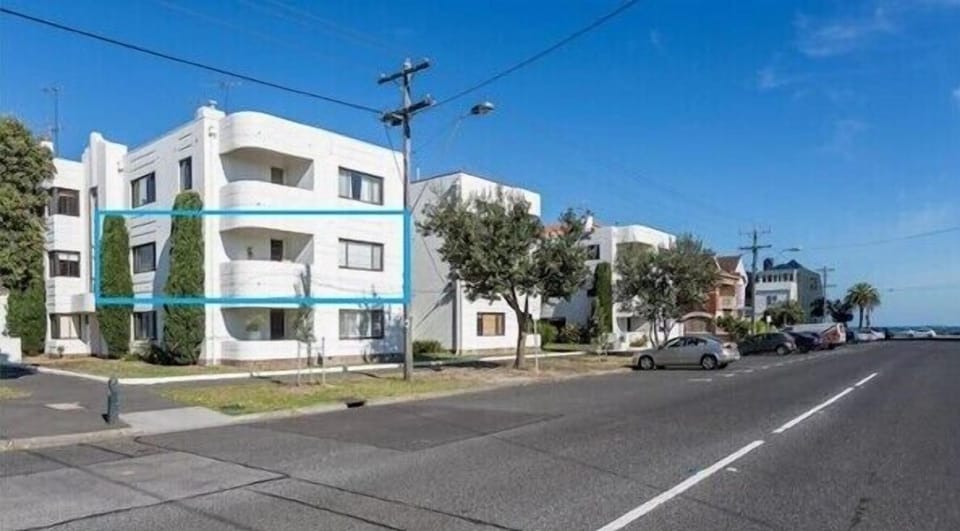 SO CLOSE TO THE BEACH. Bedford Court is a landmark Art Deco building only 50 meters from the beach. The apartment is highlighted in blue.