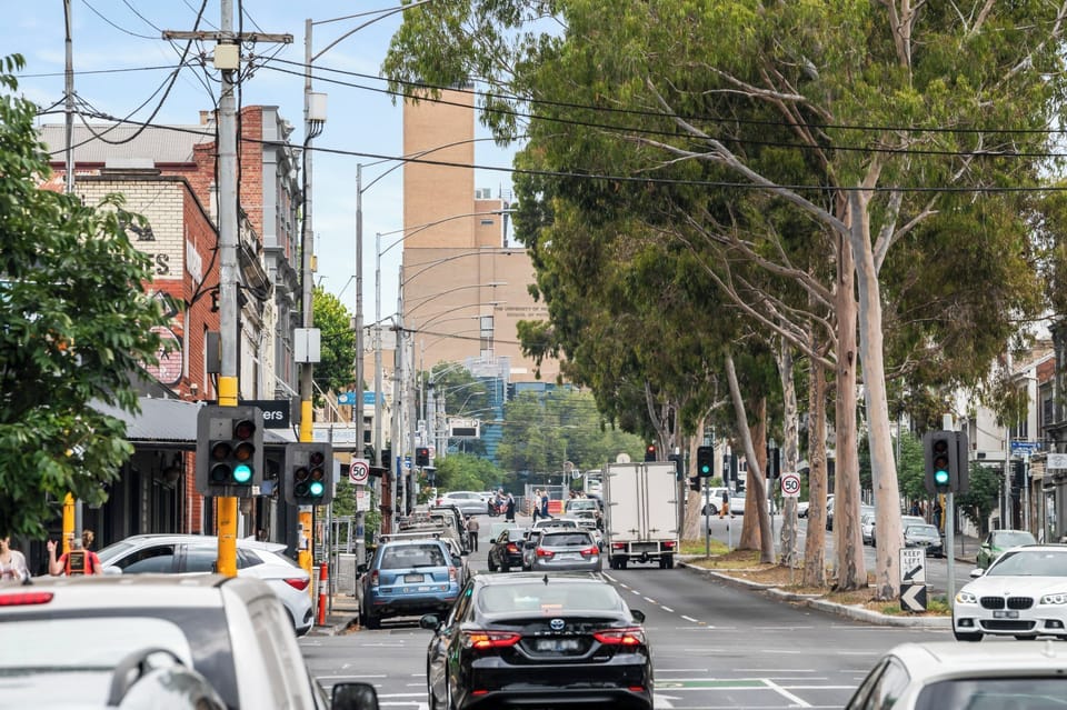 ELGIN STREET: Step out the door and at the end of Elgin Street is Melbourne University. Stroll down Elgin Street and pass the many popular cafes and restaurants. 
