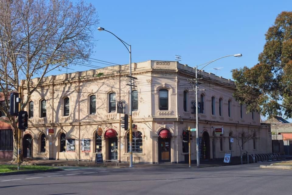 GREAT NORTHER HOTEL: Nearby laid-back 1880s watering hole with a bustling beer garden, serving classic pub grub and craft beers.