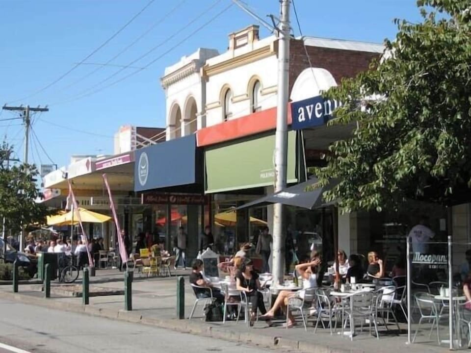 CAFES: Nearby Victoria Avenue has many cafes and restaurants to chose from for breakfast, lunch or diner. Enough for a different gourmet delight every day. 