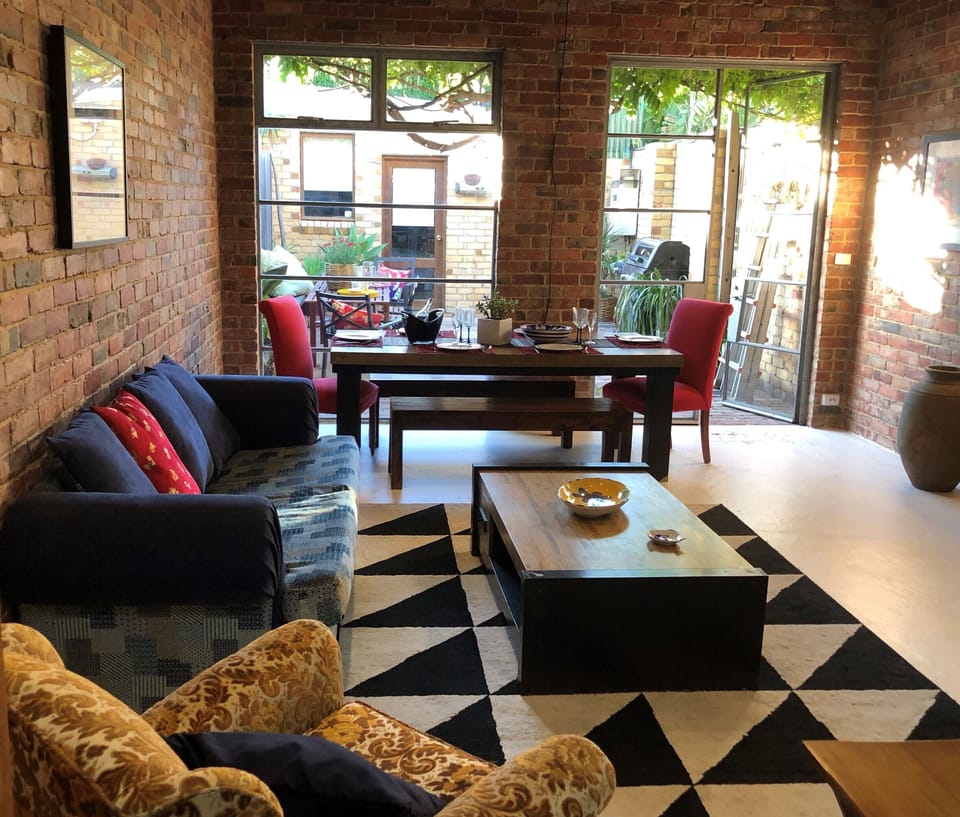 LOUNGE: The lounge has comfortable seating for five with a large screen Smart TV with Netflix and courtyard garden outlook.