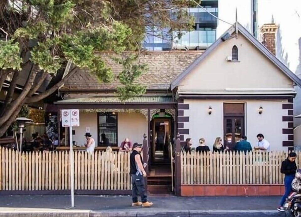 LEONARDS HOUSE OF LOVE (100M): Retro house-turned-bar specializing in burgers, fried chicken & delicious home style sides. On the way to or from Chapel Street so a great spot to stop day or night. 