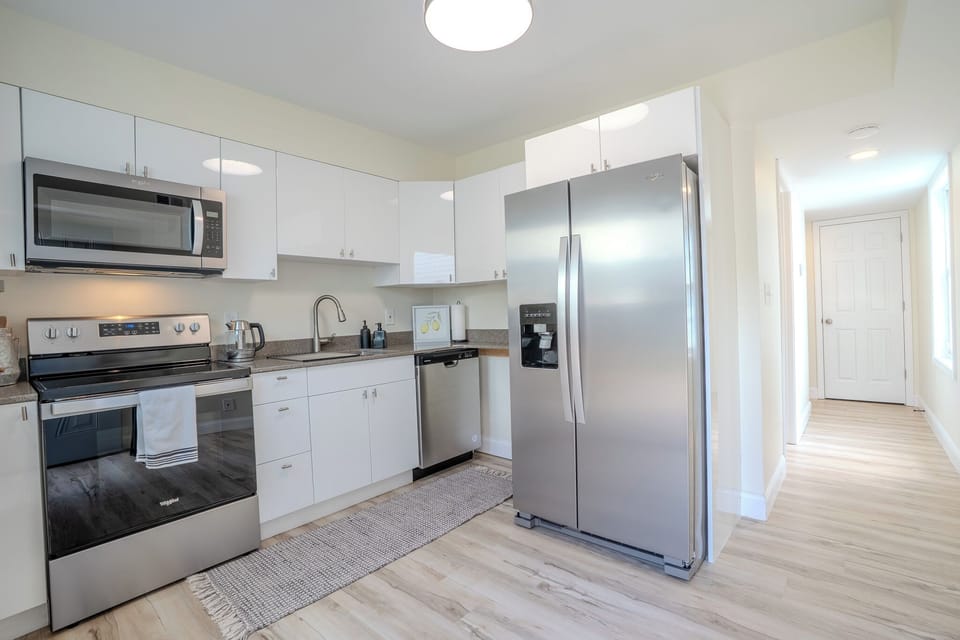 Full kitchen (Fridge with water & ice dispenser, dish washer, oven, microwave)
