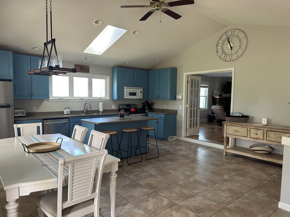 Full Kitchen 1 and Dining Area (1)
