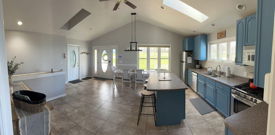 Full Kitchen 1 and Dining Area (3)